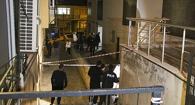 Bir kişi apartmanın önünde ölü bulundu