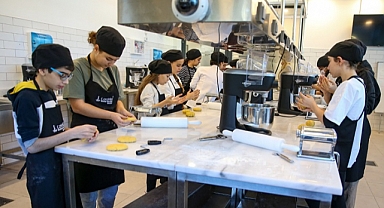 Çocuk şefler Karşıyaka'da mutfağa girdi