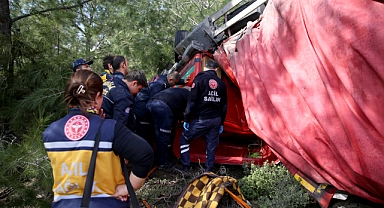 Devrilen kamyonda sıkışan sürücü öldü