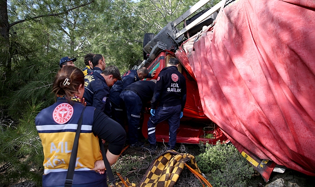 Devrilen kamyonda sıkışan sürücü öldü