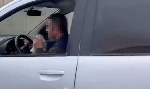 Direksiyon başında uçucu madde koklayan sürücü yakalandı