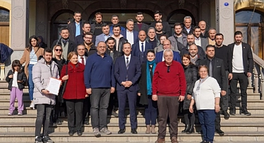 Eşki dosyasını alkışlarla teslim etti