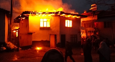 Gediz'de iki ev ile bir samanlık yandı