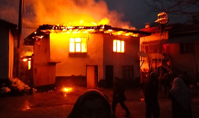 Gediz'de iki ev ile bir samanlık yandı