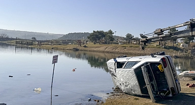 Gölete düşen otomobildeki genç öldü
