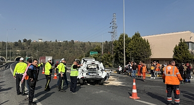 İzmir'de çarpıştığı iki tırın arasında kalan otomobilin sürücüsü öldü