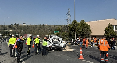 İzmir'de çarpıştığı iki tırın arasında kalan otomobilin sürücüsü öldü