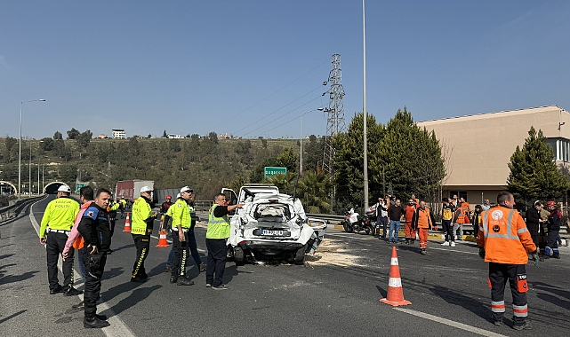 İzmir'de çarpıştığı iki tırın arasında kalan otomobilin sürücüsü öldü