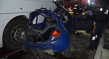 İzmir'de yolcu otobüsü ile otomobilin çarpıştığı kazada 1 kişi öldü
