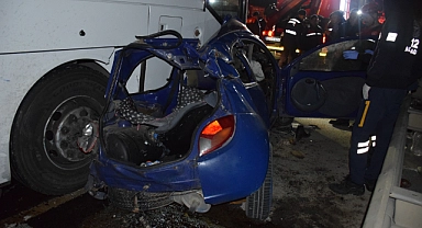 İzmir'de yolcu otobüsü ile otomobilin çarpıştığı kazada 1 kişi öldü