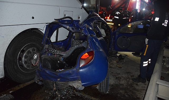 İzmir'de yolcu otobüsü ile otomobilin çarpıştığı kazada 1 kişi öldü