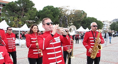 Karşıyaka’da “Sevgililer Günü Pazarı” açıldı