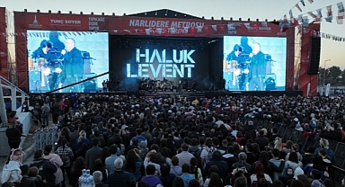 Narlıdere Metrosu'nda Haluk Levent coşkusu