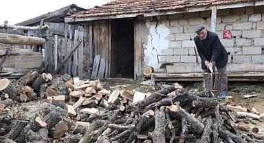 Terk edilmiş köyde iki yıldır tek başına yaşıyor