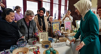 Aile ve Sosyal Hizmetler Bakanı Göktaş, İzmir'de huzurevini ziyaret etti