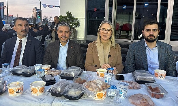AK Parti'li İnan, İzmir'de iftar programında konuştu