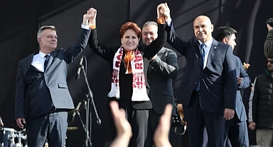 Akşener, Balıkesir'de esnaf ziyaretlerinde bulundu