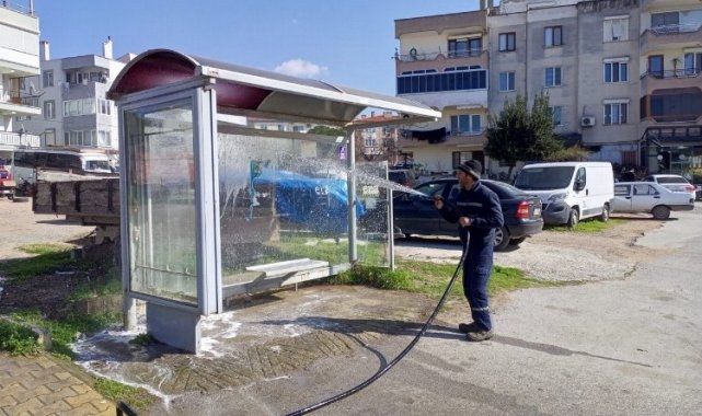 Ayvalık Belediyesi temizlik işleri çalışmalarını sürdürüyor