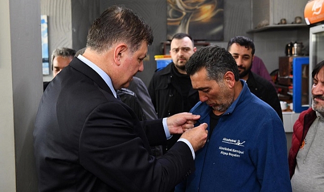 Başkan Tugay  rozet taktı