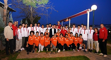 Basketbol’un  “Dev Adamlarıyla”  Zaferlerini Kutladı…