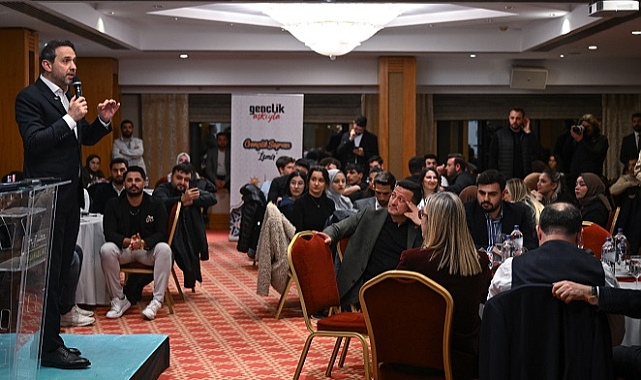 Bayraktar, İzmir'de gençlerle sahur yaptı