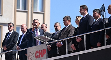 CHP Genel Başkanı Özel, Aliağa ve Menemen'de vatandaşlara hitap etti