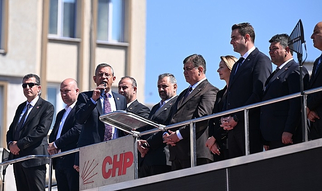 CHP Genel Başkanı Özel, Aliağa ve Menemen'de vatandaşlara hitap etti