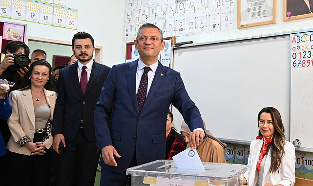 CHP Genel Başkanı Özel, oyunu Manisa'da kullandı: