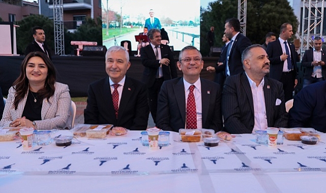 CHP Genel Başkanı Özgür Özel, İzmir'de iftar programına katıldı