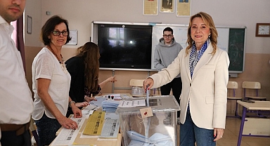 CHP Konak Adayı Nilüfer Çınarlı Mutlu oyunu kullandı