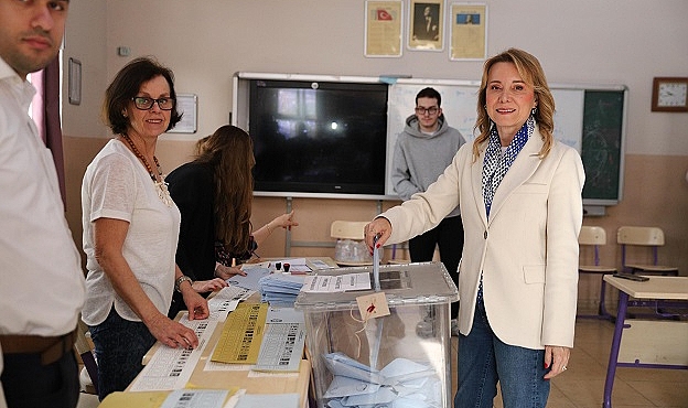 CHP Konak Adayı Nilüfer Çınarlı Mutlu oyunu kullandı