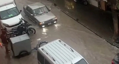 Dikili'de etkili olan sağanak hayatı olumsuz etkiledi
