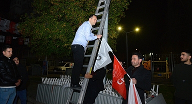 Gençlikten gelen başkan adayları Önal ve Eşki, bayrak astı