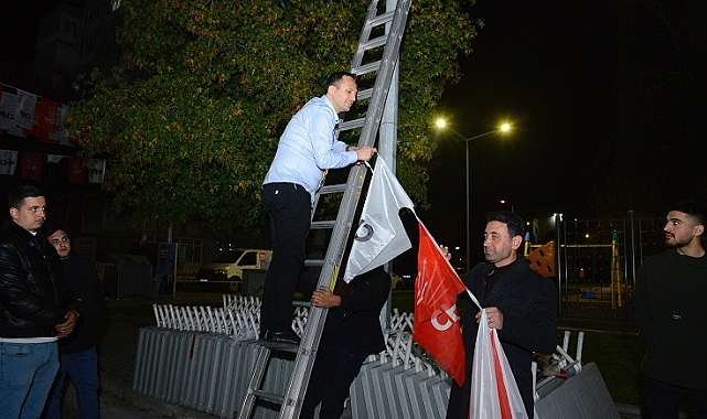 Gençlikten gelen başkan adayları Önal ve Eşki, bayrak astı