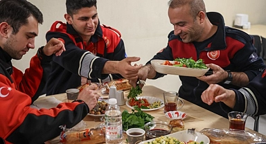 İtfaiyeciler ve fırın çalışanları ilk sahuru görev başında yaptı
