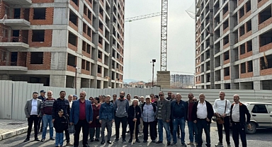 İzmir'de hak sahipleri evlerinin zamanında teslim edilmediği gerekçesiyle eylem yaptı