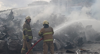 İzmir'de hurda deposunda çıkan yangın söndürüldü