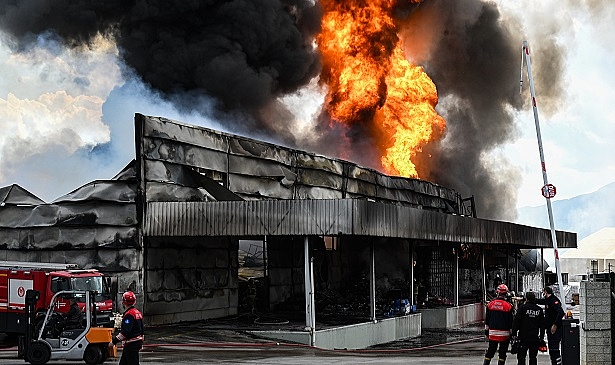 İzmir'de kimyasal malzemelerin bulunduğu depoda yangın çıktı