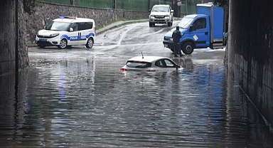 İzmir'de sağanak hayatı olumsuz etkiledi