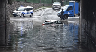 İzmir'de sağanak hayatı olumsuz etkiledi