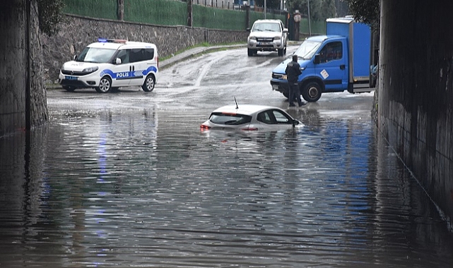 İzmir'de sağanak hayatı olumsuz etkiledi