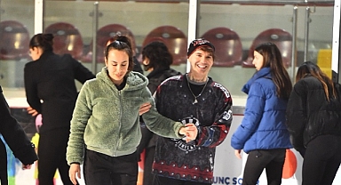 Kadınlar gününü buz pistinde kutladılar