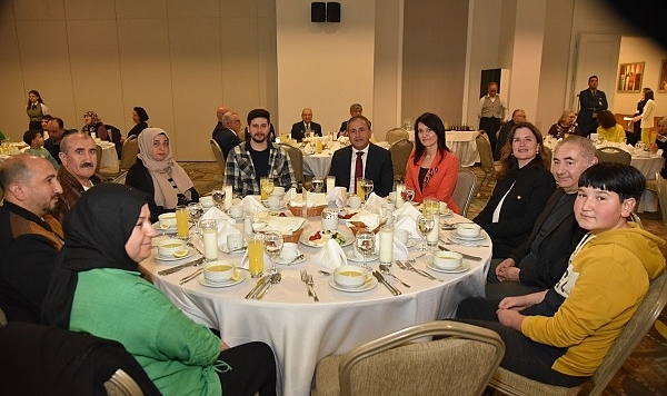 Karşıyaka protokolü şehit ve gazi aileleri ile birlikte iftar yaptı.
