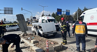 Kütahya'da iki otomobilin çarpıştığı kazada 3 kişi öldü, 2 kişi yaralandı