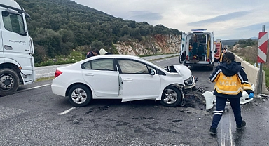 Otomobil bariyerlere çarptı, bir kişi öldü, iki kişi yaralandı
