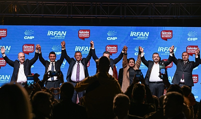Özel, İzmir'de halk buluşmasına ve iftara katıldı