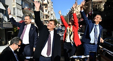 Özel ve Tugay üstü açık otobüsle İzmirliler’i selamladı