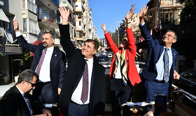 Özel ve Tugay üstü açık otobüsle İzmirliler’i selamladı