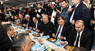 Özgür Özel ile Başkan Tugay yurttaşlarla iftar yaptı