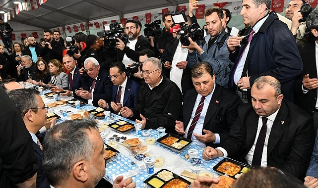 Özgür Özel ile Başkan Tugay yurttaşlarla iftar yaptı